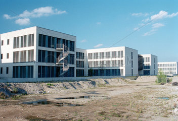 Neu erbaute Buerogebaeude in Gewerbegebiet Muenchen Riem