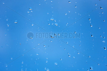 Poznan  Polen  Regentropfen und Schmutzpartikel an einer Fensterscheibe