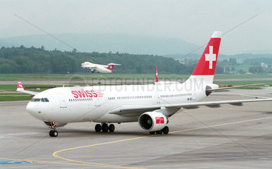 Flugzeug der Swiss Air Lines rollt zur Startbahn