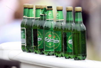 Epsom  Grossbritannien  gruene Bierflaschen aus Plastik