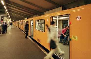 U-Bahnhof in Berlin bei Nacht