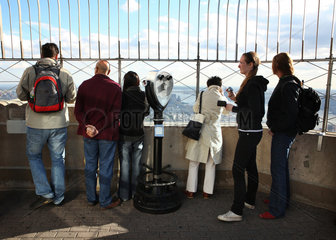 New York City  USA  Touristen auf dem Empire State Building