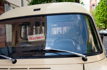 Berlin  Deutschland  Ford-Lieferwagen mit einem Schild und der Aufschrift -Nuechtern- in der Windschutzscheibe