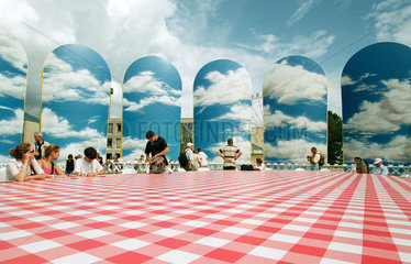 Riesenpicknicktisch in kuenstlicher Umgebung auf der Expo 2002
