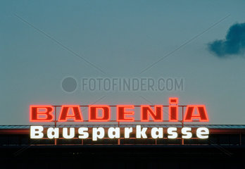 Leuchtendes Logo der Badenia Bausparkasse
