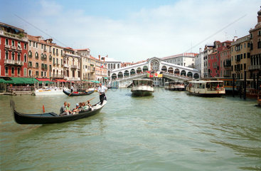 Venedig - Faehrschiffe und Gondeln auf dem Canale Grande