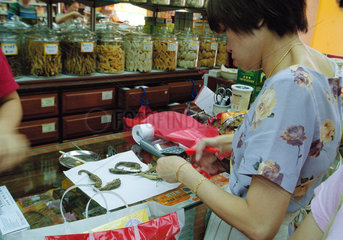 Kundin in einer chinesischen traditionellen Apotheke