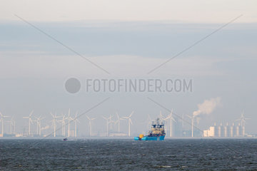 Bierum  Niederlande  Blick ueber den Dollart auf Industrieansiedlungen und Windkraftanlagen