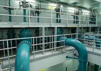 Blick in ein Abwasserpumpwerk mit Druckleitungen