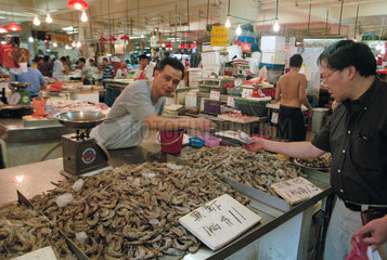 Garnelenhaendler auf einem chinesischen Wochenmarkt