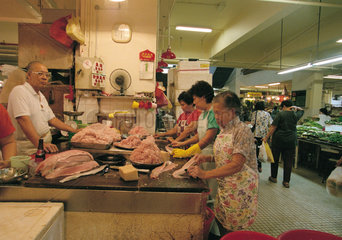 Fischhaendler und Mitarbeiterinnen auf einem chinesischen Wochenmarkt