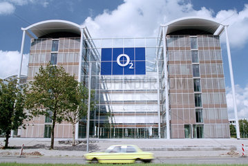 Verwaltungsgebauede mit dem Logo des Unternehmens O2