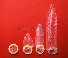 Kondome in verschiedenen Stadien nach dem Auspacken