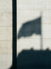 Berlin  Schatten der Fahne vom Reichstag