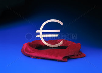 Der Euro auf einem Sockel mit rotem Samt darunter