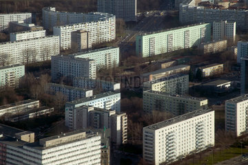 Berlin  Ausblick aus Fernsehturm auf Plattenbauten