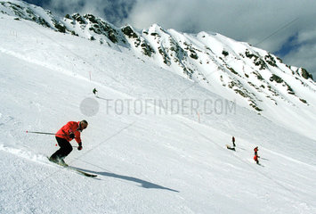 Skifahrer auf einer Piste am Staetzerhorn bei Valbella