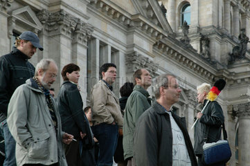 Berlin  Besuchergruppe wird am Reichstag informiert