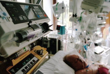 Infusionsgeraete am Bett eines Patienten auf einer Intensivstation