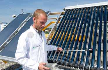 Freiburg  Deutschland  Mitarbeiter auf dem Dach des Fraunhofer-Institut fuer Solare Energiesysteme  ISE