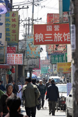 Peking  Passanten in einer Gasse in der Altstadt