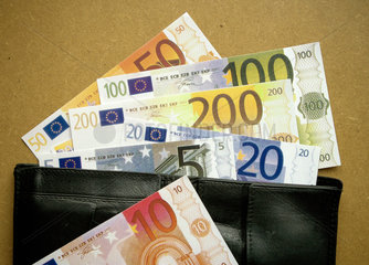 Eurogeldscheine in verschiedenen Werten mit Geldbeutel