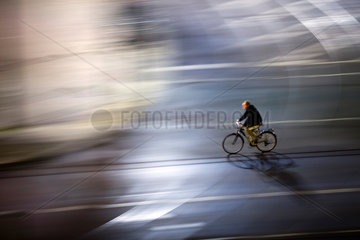 Berlin  Deutschland  ein Radfahrer bei Nacht