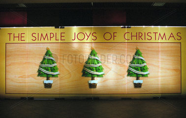 Weihnachtsdekoration an beleuchteten Kaufhaustueren