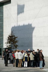 Berlin  Besuchergruppe wird am Reichstag informiert