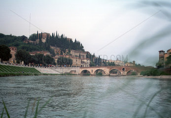 Verona - Blick ueber den Etsch auf die Ponte Pietra