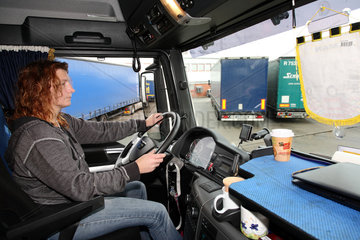 Braunschweig  Deutschland  Truckerin Inge Wiese in ihren Lkw hinterm Steuer