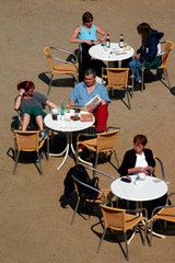 Berlin  zwei maennliche Gaeste im Cafe am Koernerpark
