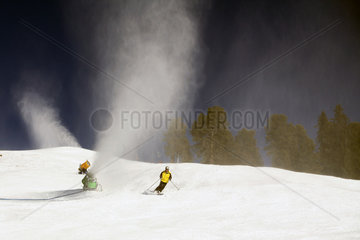 Tirol  Schneekanonen verspruehen Kunstschnee auf einen Skihang