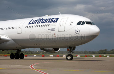 Duesseldorf  Deutschland  ein Flugzeug der Lufthansa