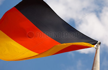 Holdorf  Deutschland  Deutschlandfahne an einem Fahnenmast
