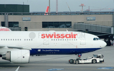 Zuerich  Schweiz  eine Maschine der Swissair auf dem Flughafen Zuerich Kloten