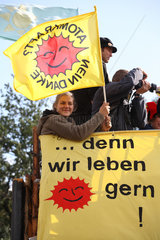 Berlin  Deutschland  Demonstranten mit Fahne auf der Anti-Atom-Demonstration