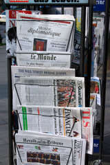 Zeitungen Angebot vor ein Kiosk