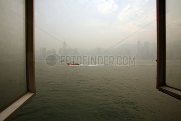 Hong Kong  China  Smog ueber der Stadt