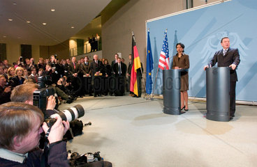 Condoleezza Rice und Gerhard Schroeder vor Journalisten