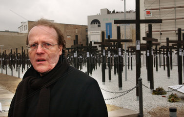 Berlin  Kultursenator Thomas Flierl (PDS)  am Mauerdenkmal am Checkpoint Charlie