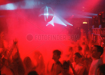 Partygaeste in einem Berliner Club tanzen und feiern