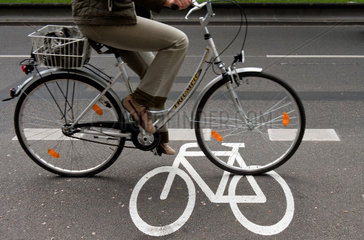 Berlin  Deutschland  Fahrradfahrer auf einem gekennzeichneten Fahrradweg