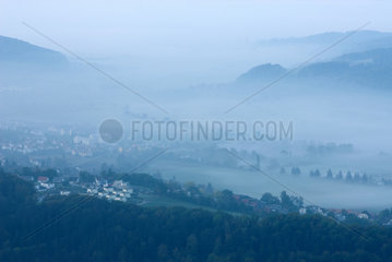 Zuerich  Schweiz  Blick vom Uetliberg ins vernebelte Tal