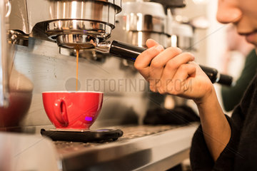 Berlin  Deutschland  Zubereitung von Kaffee im Silo Coffee in Berlin-Friedrichshain