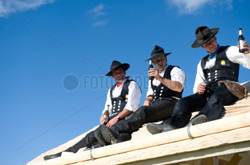 St. Maergen  Deutschland  Zimmerleute sitzen mit Bier auf einem Dach