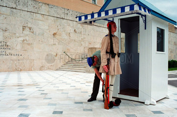 Athen  Ein Evzone wacht am Athener Parlament