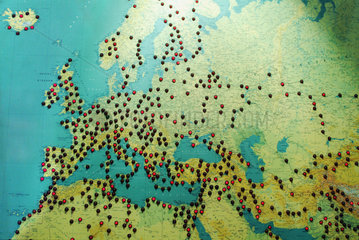 Eine Landkarte mit Markierungen  in der Mitte Europa