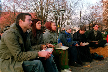 Streikende Studenten bei einer Vorlesung im Freien
