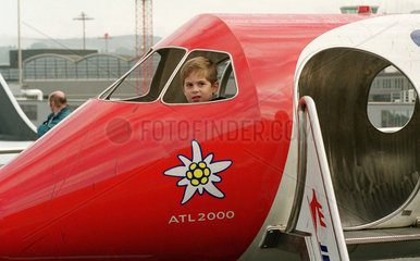 Zuerich  Schweiz  spielender Junge als Pilot in einem Miniaturflugzeug